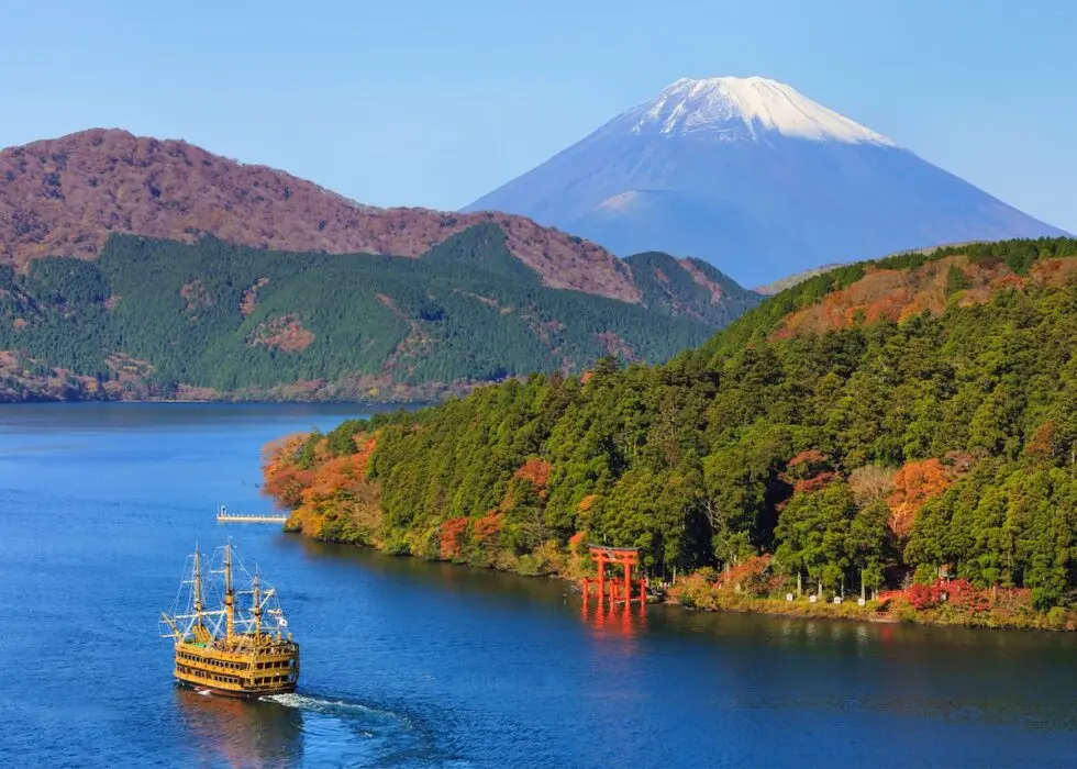 Mountain-Fuji-and-Lake-Ashi-with-Hakone-temple--980x700
